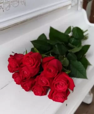 Imported Roses Delivery to Karachi Pakistan - TFD